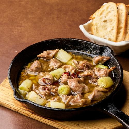 砂肝とネギのアヒージョ 焼きたてバケット