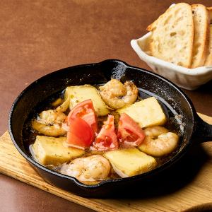 海老とカマンベールのアヒージョ 焼きたてバケット