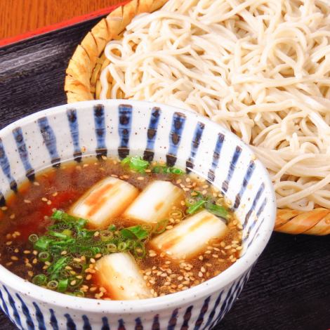 Cold soba noodles and piping hot duck soup [Kamoseiro]
