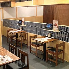 1名様から2名様でご利用いただけるテーブル席です。仲の良い友人や恋人、ご夫婦のデートなどにぴったりのお席です。