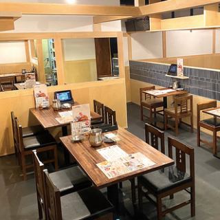 4名様用のテーブル席。ご家族でのお食事や、小人数での飲み会にもご利用ください。合コンにもオススメです。