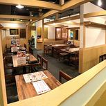 お仕事帰りのサク飲みや、打ち上げなど様々なシーンに使い勝手の良いテーブル席です。人数の合わせてお席までご案内いたします。