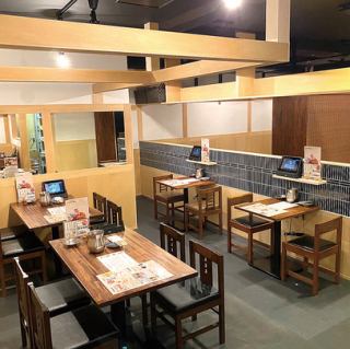 4名様用のテーブル席。お隣と一緒に8名様でご利用いただくことも可能です。スタッフまでお気軽にご相談ください。