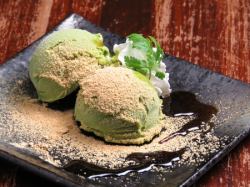 抹茶アイスのきな粉と黒蜜がけ