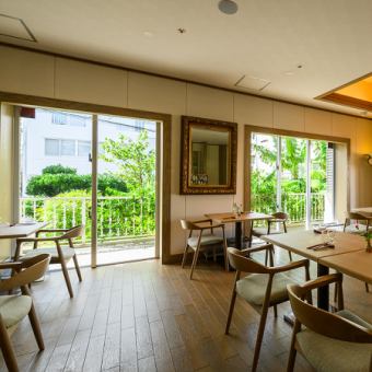 It can also be rented exclusively.Please feel free to contact us.Enjoy a luxurious time surrounded by greenery in a stylish store.