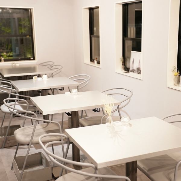 【グレーを基調としたスタイリッシュ空間】店内は色彩滑らかなグレーをベースとしており、落ち着いた雰囲気でお食事をお楽しみ頂けます♪シェフこだわりのフレンチを是非、肩の力を抜いて気楽に味わいください。当店はテーブルとカウンターのお席をご用意しており、2階席は貸切が可能です◎特別な日にどうぞご利用ください!