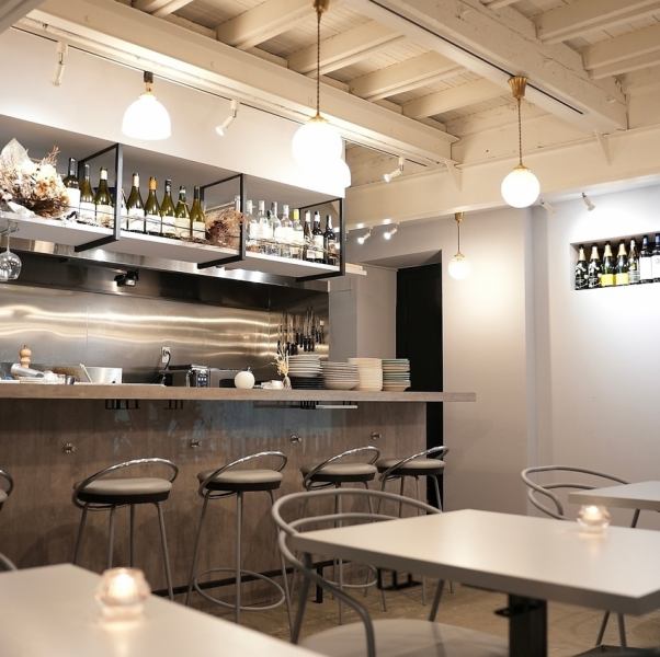 【センスが光るこだわりのインテリア】お店の空間作りにかかせない当店のインテリアは、展示会で厳選したアイテムを取り入れるなど細部にまでこだわっております◎グレーを基調とした優しい雰囲気の店内は、記念日や誕生日、ご宴会などの幅広いシーンに寄り添います。是非、リラックスして素敵な時間をお過ごしくださいね。