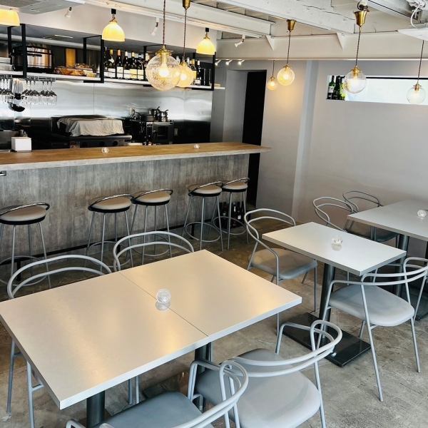 【中津駅徒歩1分◎「un demi」で気軽にフレンチ☆】綺麗な店舗でフレンチを気軽に楽しみませんか♪開放的な店内には、総席数34席のゆったりと過ごせるテーブルやカウンターのお席をご用意しておりますので、1人様飲みや各種ご宴会で是非お越しください◎2階席は貸切が利用できますので幹事様にもおススメです♪