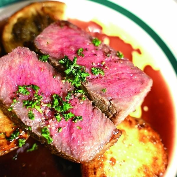 ◆至極のメイン料理◆シェフが魂を込めた自慢のメイン料理の数々。繊細な美と味の調和をお届けいたします。