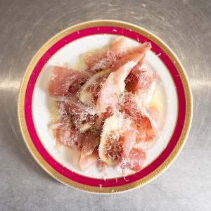 生ハムと季節の果物