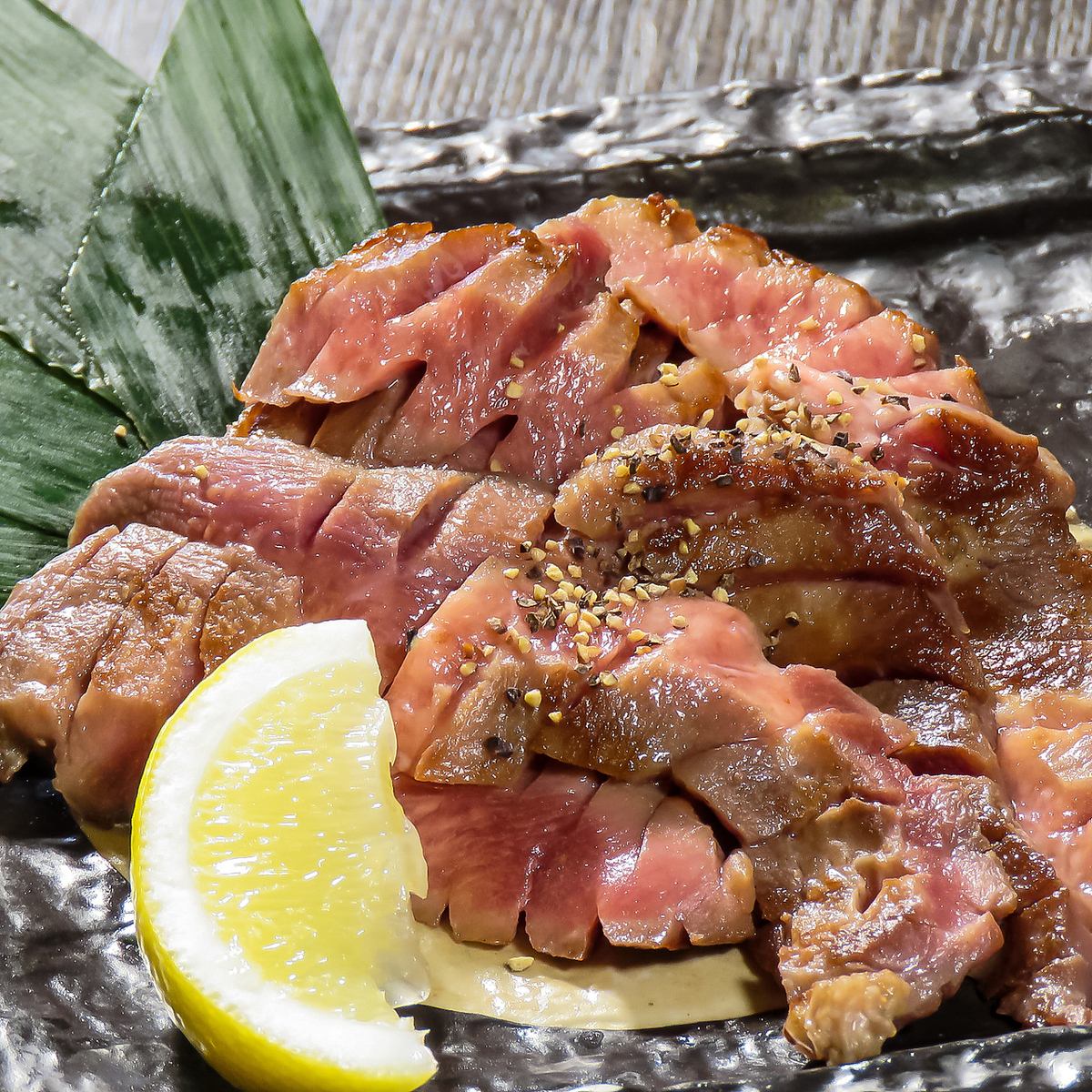 人気No.1の『厚切り牛タン塩焼き』！男女問わず大人気です！
