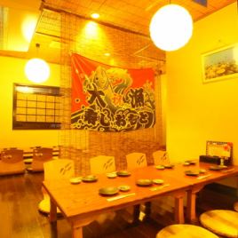 【8 person seats x 2 tables / 6 people seats x 1 table) This is perfect for your family meal.Relax with children!