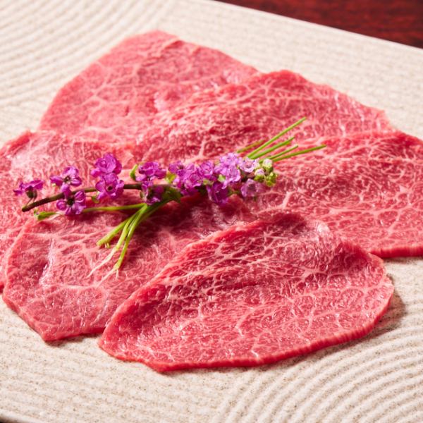 雌牛（未経産）への店主のこだわり。【北新地　焼肉　】極上の肉をふんだんに盛り込んだ焼肉。希少部位も有