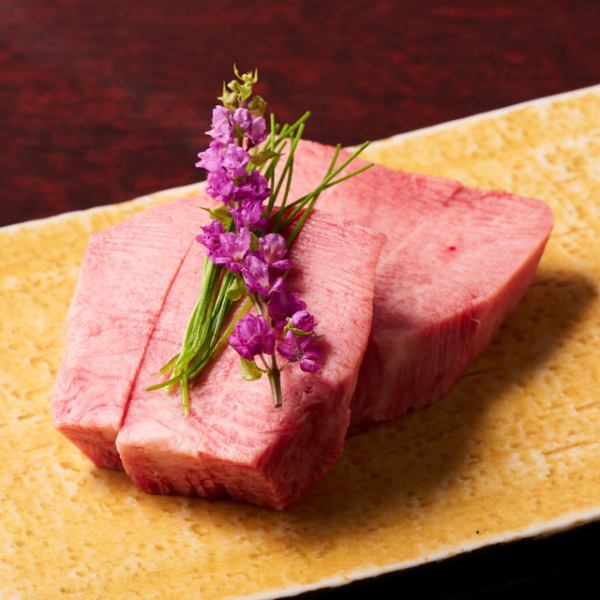 贅沢な厚切り牛タン　濃厚な旨みと極上の食感を堪能する逸品