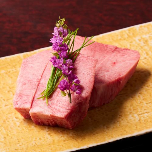 贅沢な厚切り牛タン　濃厚な旨みと極上の食感を堪能する逸品