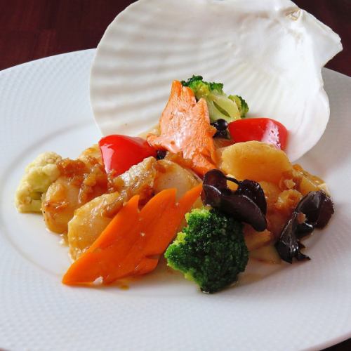 Stir-fried seafood with Marai soy sauce / Scallops stewed in cream
