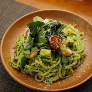 エビとアボカドのジェノベーゼ