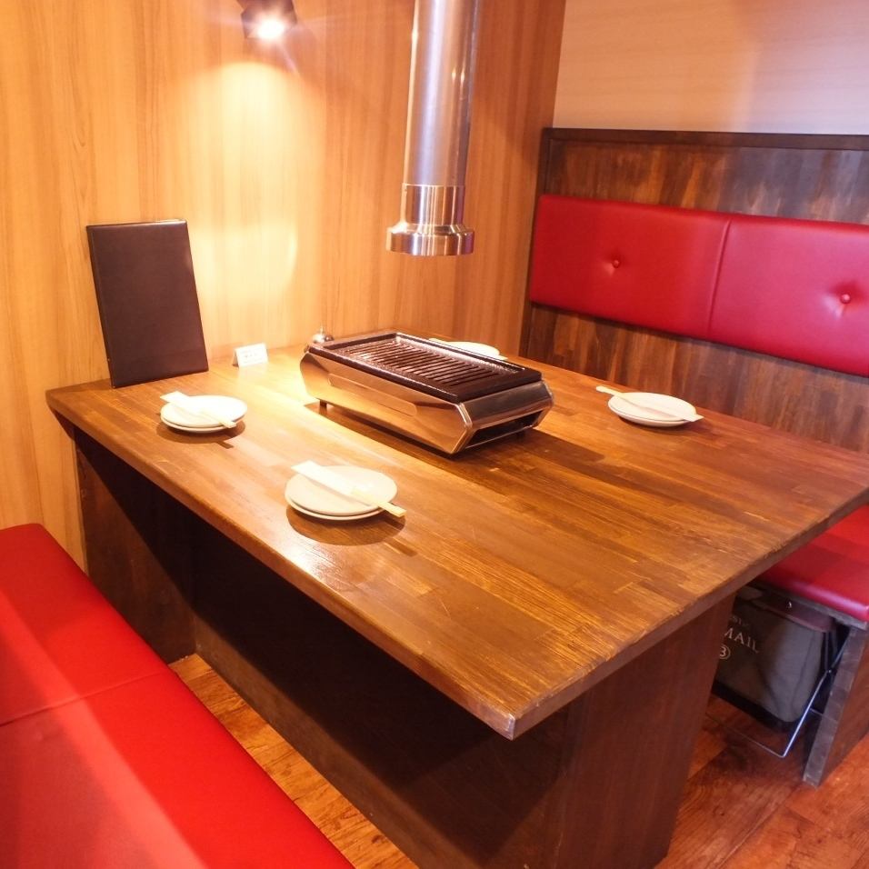 The interior is based on wood and red for a mature atmosphere ◎ Perfect for a company drinking party or girls' night out