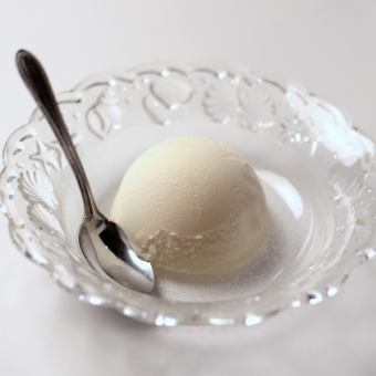 Vanilla ice cream / Matcha ice cream / Chocolate ice cream / Yuzu sherbet / Lychee sherbet