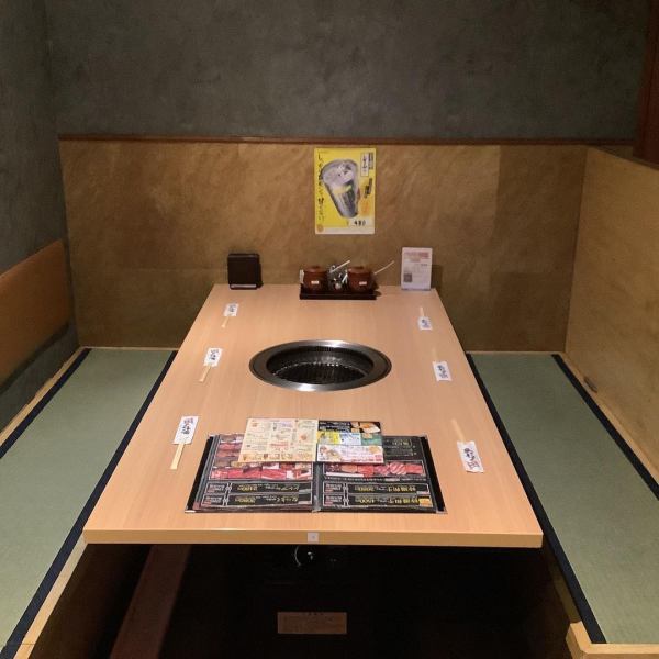 Each seat has table seating with space for 6 people to sit comfortably!The chairs are tatami matted, creating a relaxing atmosphere♪