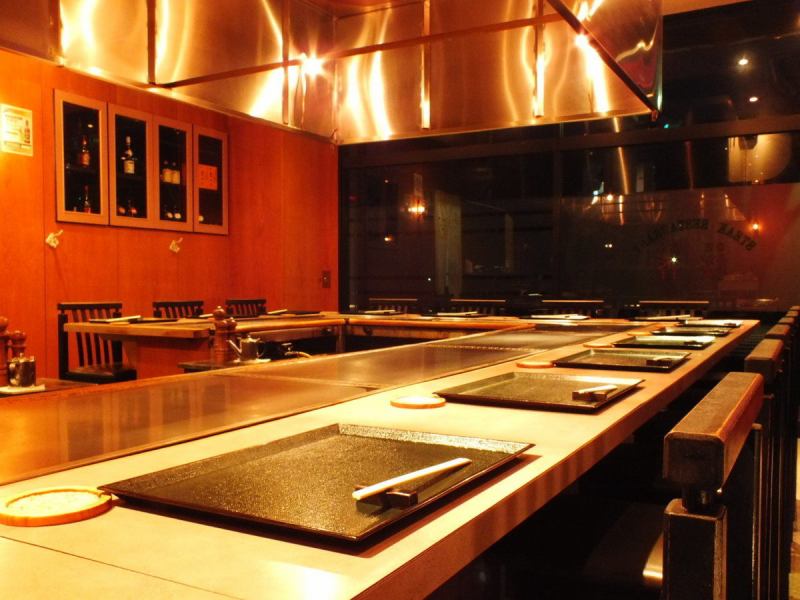 [1 to 2 people] The counter is a special seat where you can enjoy the cooking scenery right in front of you.◎ for a date.The spacious counter makes it a very popular seat for dates.