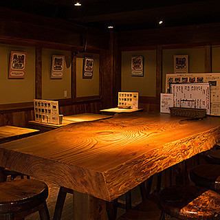 The warm interior is like my home! We will welcome you with wholehearted hospitality ◎ The main table is a solid wood table seat! You can use it for dates, drinking sashimi, drinking alone ◎