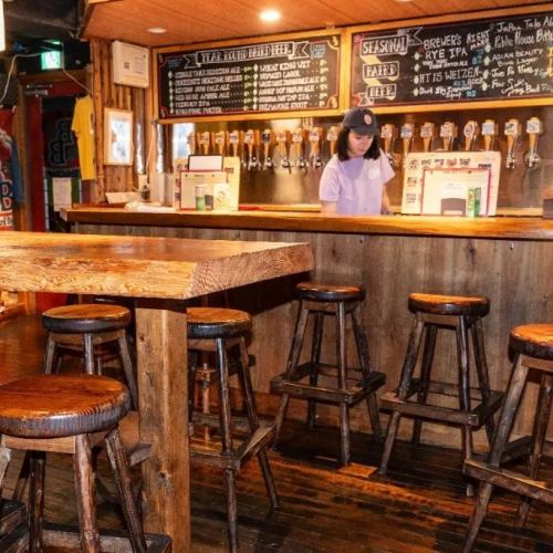 <p>【タップを眺められるカウンター席】注ぎたてのビールをすぐに楽しめる特等席です。目の前にはずらりと並んだビールタップがあり、ビールの香りと味を最大限に楽しむことができる場所です。店員の技術と愛情が注がれた一杯を、目の前で生まれる瞬間を楽しむことができます。席は7席ございますので、気軽にご利用ください。</p>