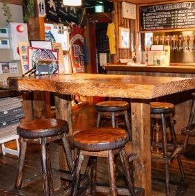 The interior of the store has an old-fashioned Japanese-style feel, and is characterized by a calm atmosphere that gives off the warmth of wood.While enjoying conversations with friends and family at a table, you can enjoy a variety of entertainment, including regularly scheduled live performances, DJ events, and sports events.You can spend a special time in a relaxing space, so be sure to visit.