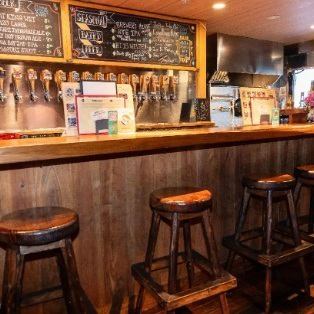 The counter seats are perfect for dates or drinking alone after work.The view of the rows of craft beer taps unfolding before your eyes is truly a special seat at our bar.At the counter seats, you can enjoy the finest beer, freshly poured and freshly aired, in the best condition.Beer lovers will love this special experience.