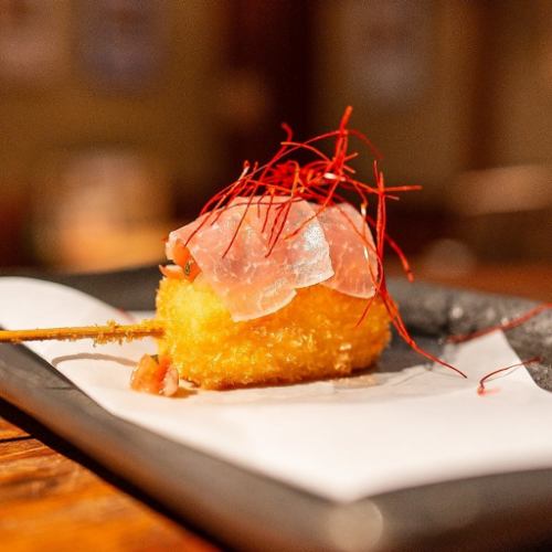 意大利熏火腿、莎莎酱和奶酪串