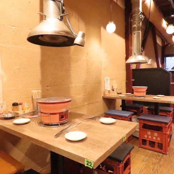 店内は全席喫煙可能となっております。定休日なし、17:00~翌4:00の営業なので、「お肉が食べたい」と思ったら、是非当店まで♪美味しいお肉とホルモンをご用意してお待ちしております。一品料理もオススメなので、ぜひご来店時にはご賞味ください!