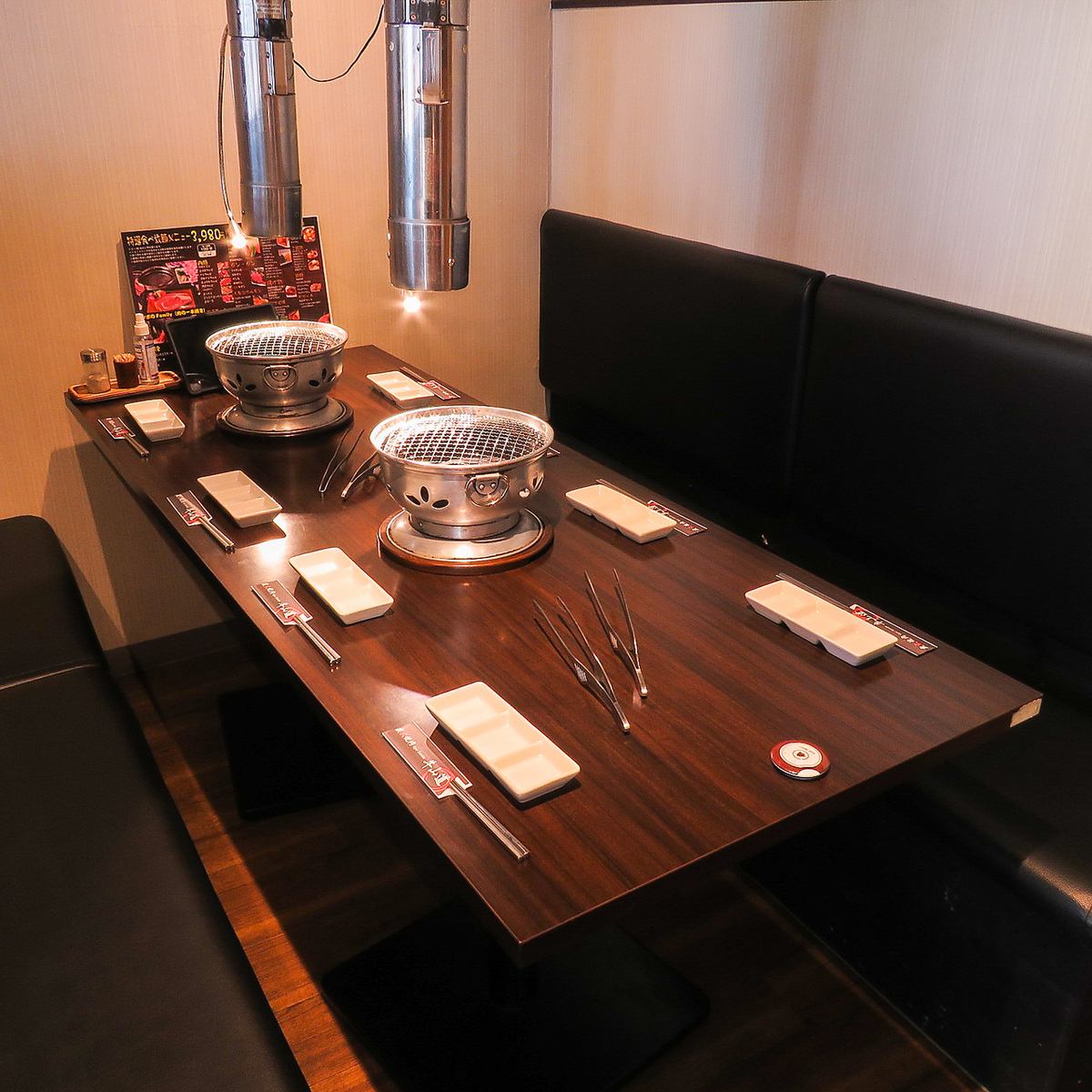 Relax on the sofas and enjoy all-you-can-eat authentic charcoal grilled yakiniku! 90 minutes, 35 dishes, from 1,980 yen ◎