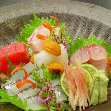 旬の食材を活かす季節料理の和食店。落ち着いた雰囲気で会食やお祝いに。