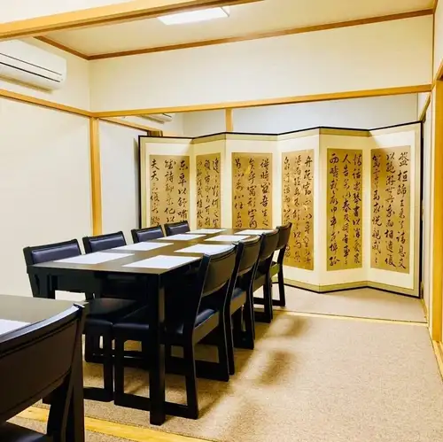 <p>最大20名まで対応可能な個室は、宴会や会食にぴったり。広々とした造りで周囲を気にせず過ごせます。落ち着いた和の雰囲気が特別な集まりにふさわしい時間を演出。貸切利用もでき、プライベート感を重視したい方に最適☆お祝い対応も可能で、記念日や歓送迎会などにもおすすめです。</p>