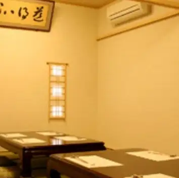 <p>店内は和の趣を感じる落ち着いた空間で、木の温もりが心地よい雰囲気。2階は半個室の座敷席をご用意！椅子席にも変更可能◎お祝い対応が可能なため、記念日や誕生日などの特別なシーンにもぴったり。丁寧なサービスで快適◎居心地の良さを追求した空間で、ゆったりとした時間を過ごせます。</p>