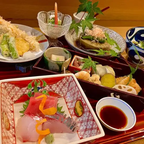 【季節の味覚】天然お造りや季節の天麩羅盛り合わせなど旬の食材を存分に味わえる贅沢なコースを満喫！
