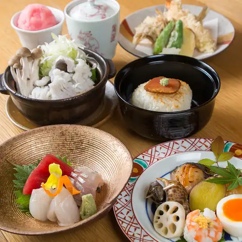 市場から仕入れるその土地の夏野菜!冷やしを炊き合わせ
