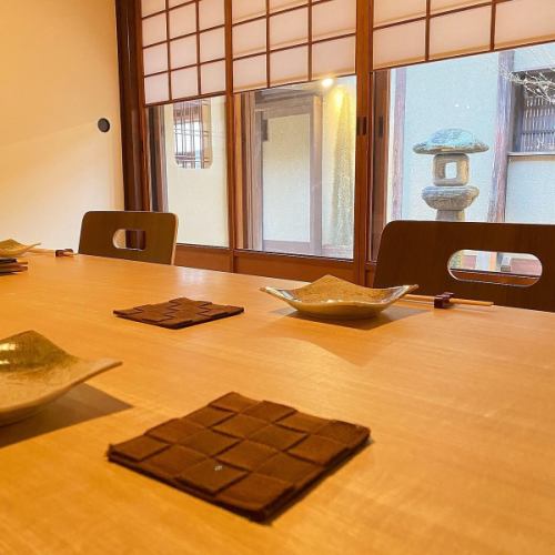 [Completely private room on the first floor] Because it is a completely private room, you can spend your time without worrying about the eyes around you.It will be a private room with a tatami room where you can enjoy the scenery outside.