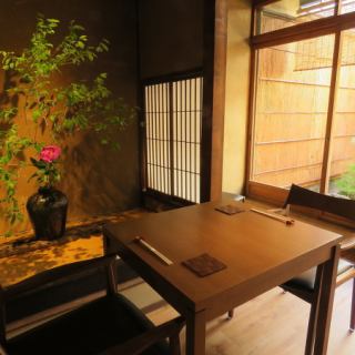 [Table seats on the 1st floor] Seats are spaced apart from usual to prevent corona infection.You can also see the courtyard, so you can spend a relaxing time while feeling the atmosphere ♪