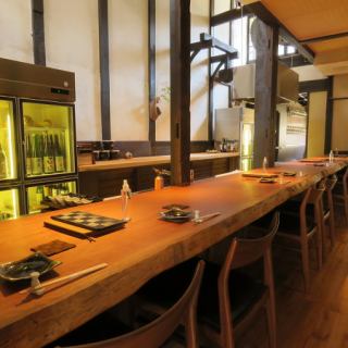 [Counter on the 1st floor] Single plate counter seats.It's spacious, so you can sit comfortably.If you have any problems with the sake you choose, please let us know ♪