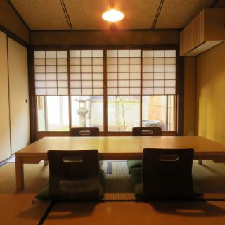 [2nd floor complete private room] Private room for 2 to 4 people.Combined with the adjacent room, it can accommodate up to 10 people.You can also use it for banquets ♪