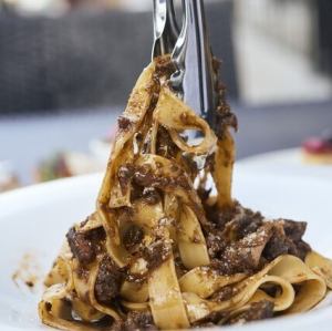 カベルネボロネーゼと焼き茄子のソース「フェットチーネ」