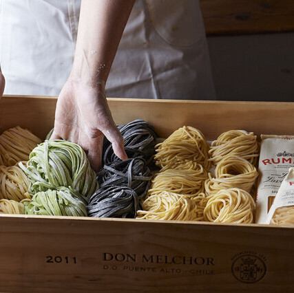 焙煎全粒粉で作る、自家製ならではの弾力のある生パスタ