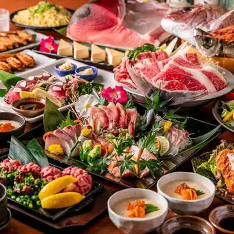 <6000日圓包含3小時暢飲> 豐盛的套餐，包括馬肉刺身、新鮮藍鰭鮪魚和極其新鮮正宗的和牛內臟火鍋！