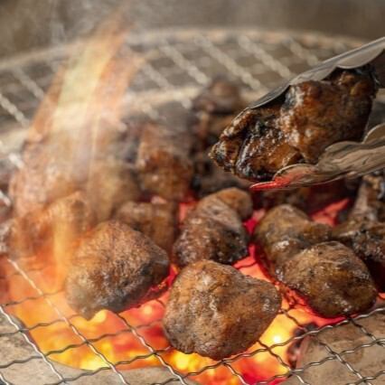 薩摩地鶏の炙り焼き！！鹿児島の水と大地が育んだ栄養たっぷり＆旨味たっぶりの薩摩地鶏をご堪能あれ♪