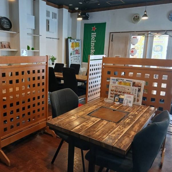 3名様/4名様/6名様用のテーブル席をご用意しており、人数の規模に合わせて柔軟に活用いただけます。ご家族での団らんや親しい友人との飲み会、賑やかな女子会など、多様な場面に対応可能◎広々とした座席配置を心がけており、ゆったりとした時間を過ごせます。美味しい料理を囲んで楽しいひと時をお過ごしください！