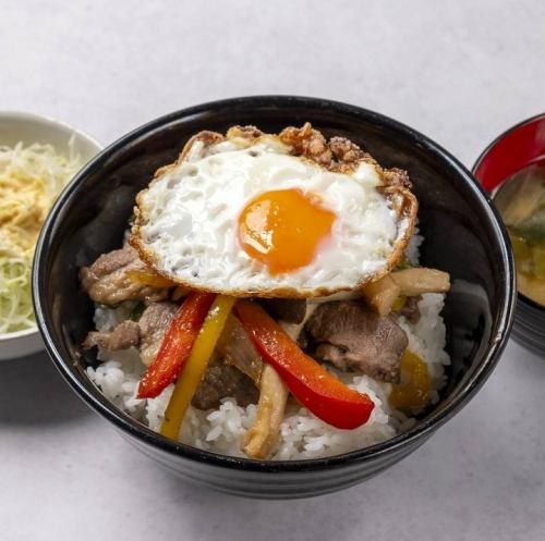 【丼メニュー人気No.1】野菜たっぷりで彩り鮮やか♪お店こだわりのラムロコモコ丼