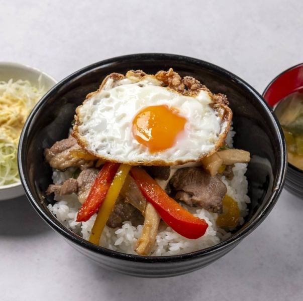 【丼メニュー人気No.1】野菜たっぷりで彩り鮮やか♪お店こだわりのラムロコモコ丼