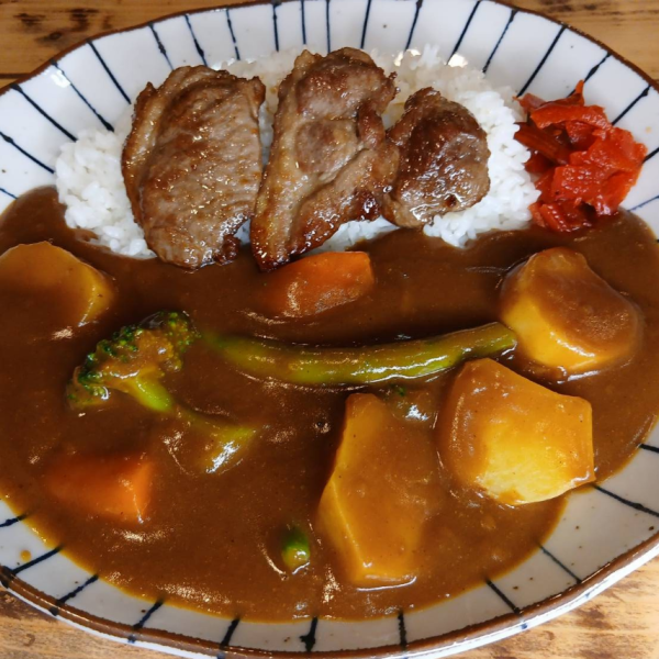 【贅沢ステーキをトッピング】野菜の旨味も楽しめる！野菜カレー ラムステーキのせ