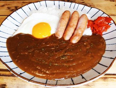 目玉焼きシャウエッセンカレー